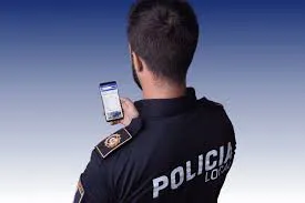 policia con celular