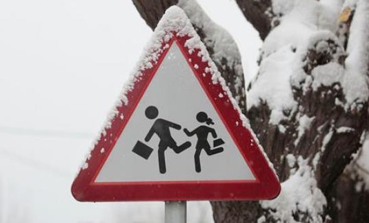 escuela con nieve