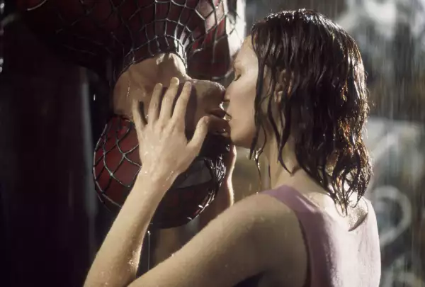 Spider-Man-beso-de-cabeza