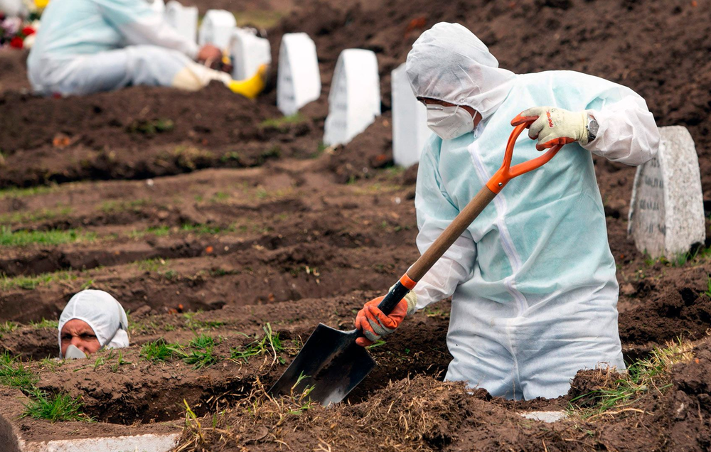 trabajadores cementerio