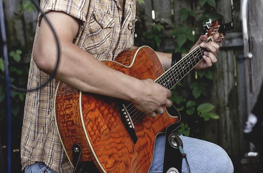 toca guitarra