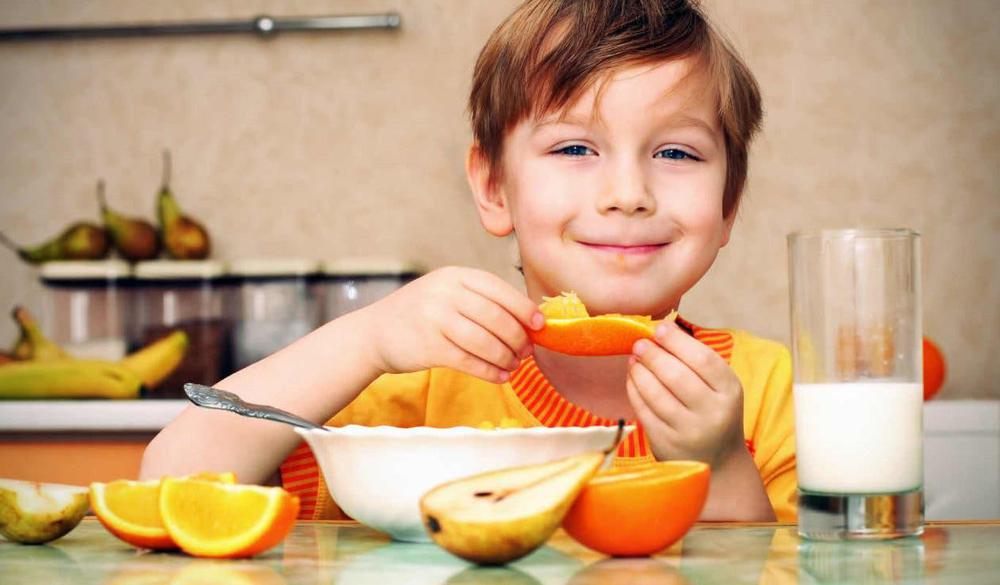 niño come fruta