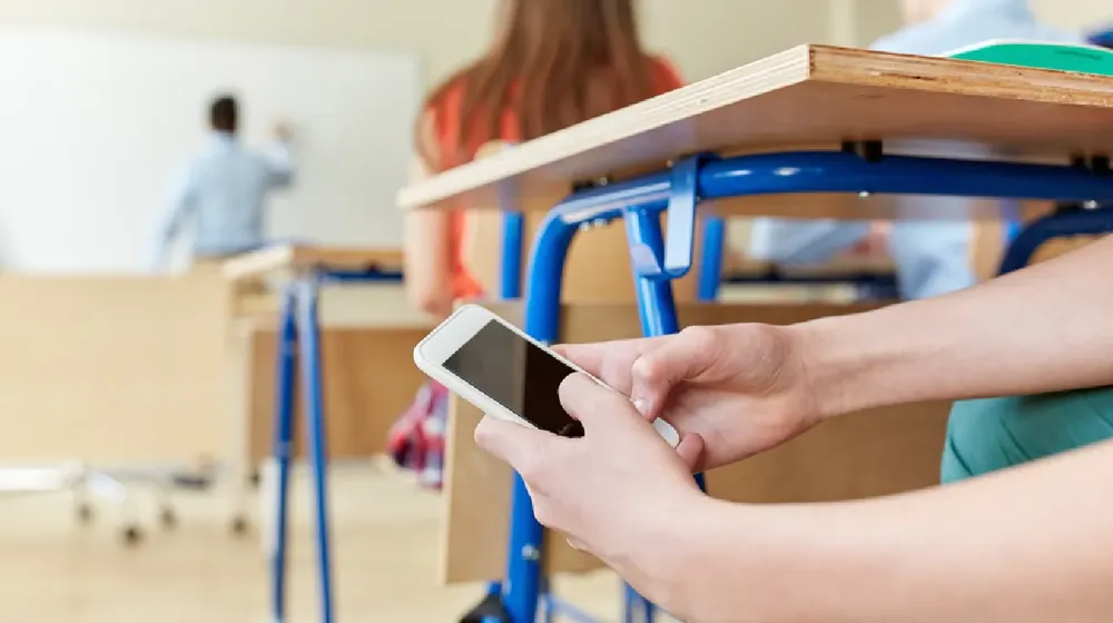 celular en la escuela