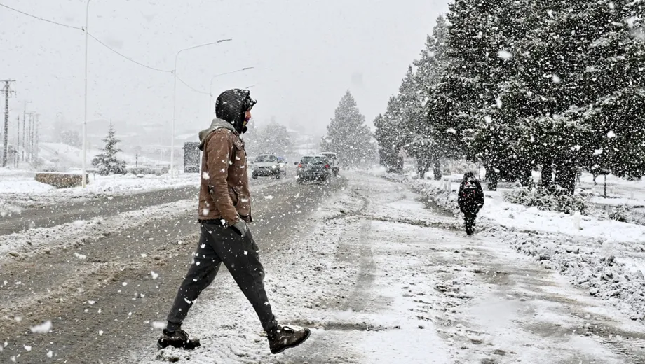 Bche-Intensas-nevadas-en-los-barrios-de-Bariloche-11-1