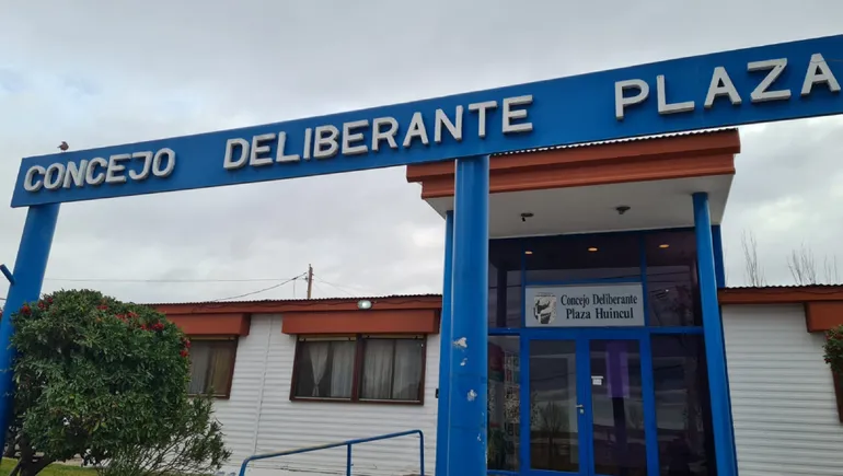 concejo-deliberante-plaza-huinculjpg