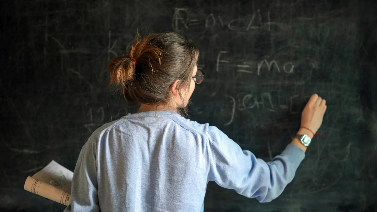 una-profesora-dando-clases-en-una-imagen-de-archivo